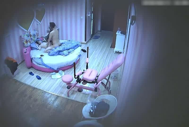 美女换上情趣内裤和丝袜啪啪还要求男友在炮椅上操她